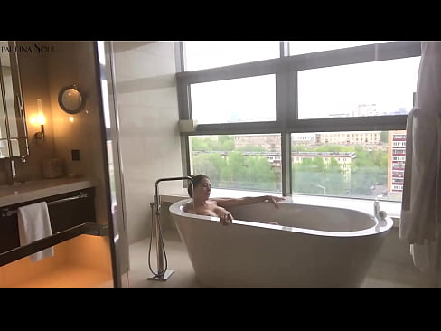 ❤️ Enorme babe die hartstochtelijk haar poesje aftrekt in de badkamer ️ Porno at nl.novoporn.ru ❌❤