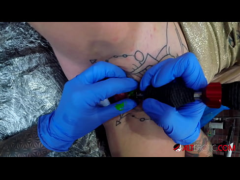❤️ Extreem getatoeëerde hottie Sully Savage kreeg een tatoeage op haar clitoris ️ Porno at nl.novoporn.ru ❌❤